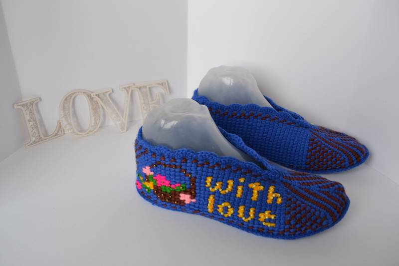 Handgefertigte Wollmischung Hausschuhe Blaue Florale Anti-Rutsch-Haus-Schuhe 38-39 von HandicraftsLithuania