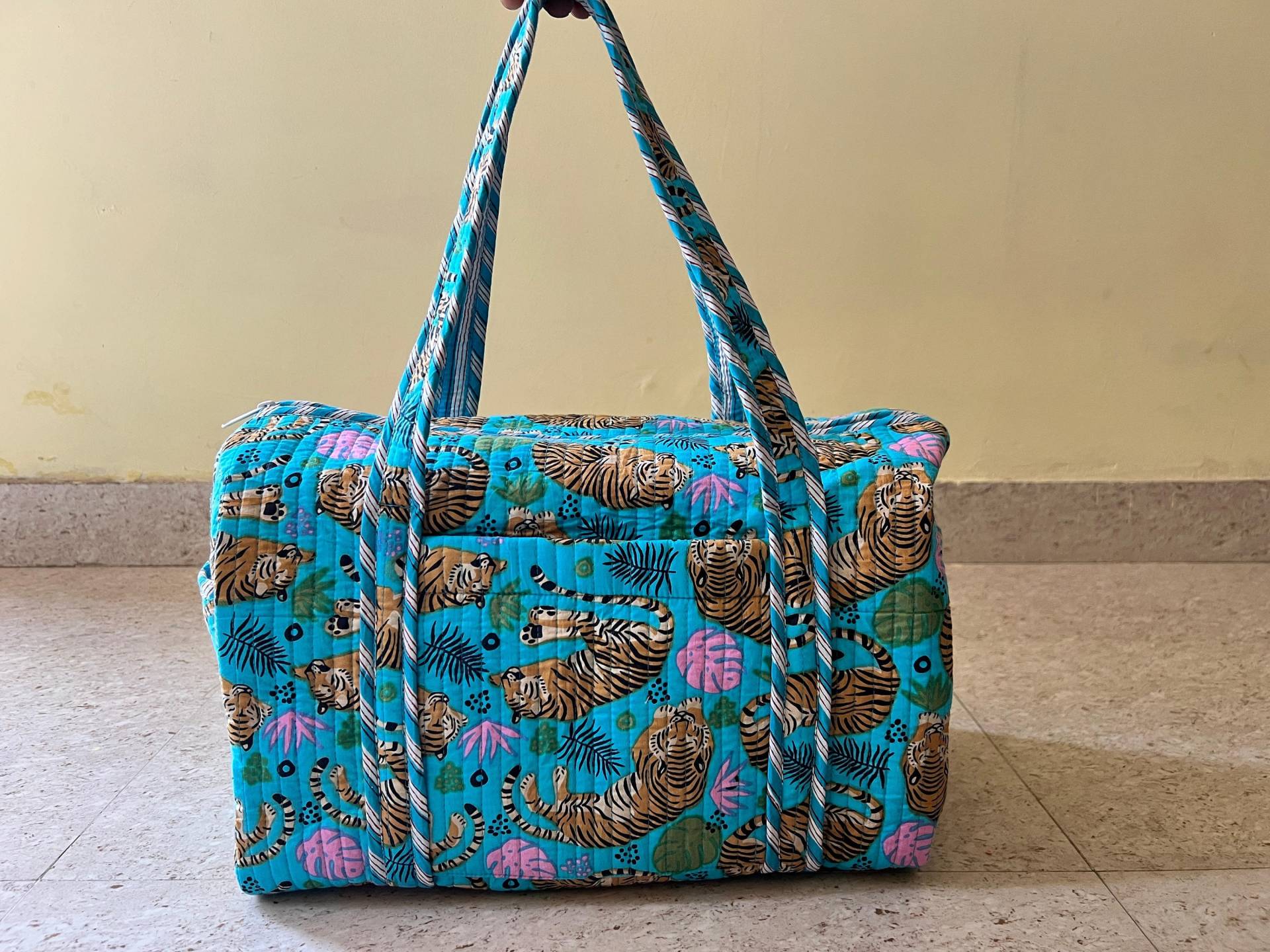 Große Baumwoll Weekender Reisetasche Für Frauen Handgefertigte Gesteppte Stoff Duffle Bag Block Gedruckt Overnight Taschen Floral Hand Gepäck von HandicraftsPlus