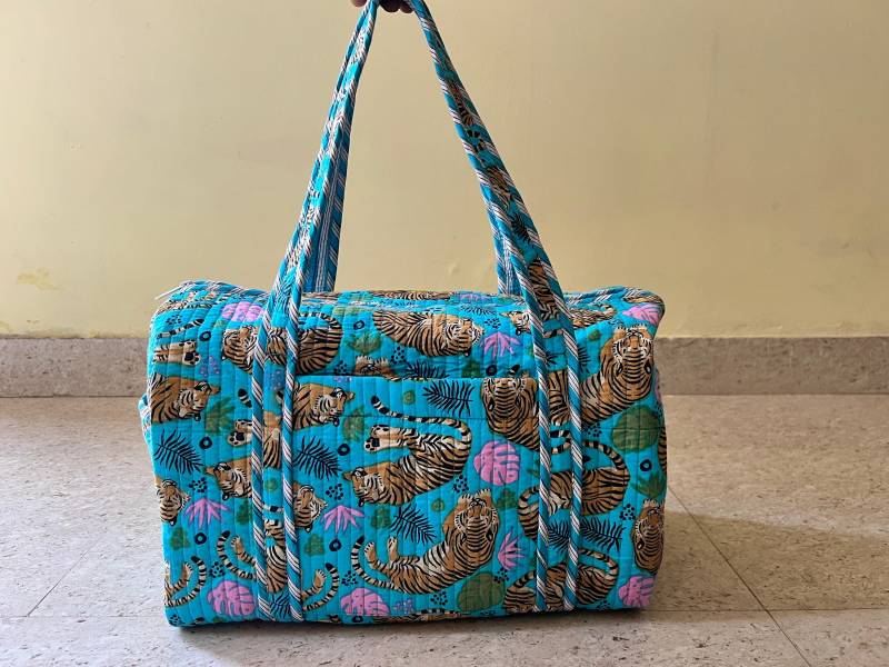 Große Baumwoll Weekender Reisetasche Für Frauen Handgefertigte Gesteppte Stoff Duffle Bag Block Gedruckt Overnight Taschen Floral Hand Gepäck von HandicraftsPlus