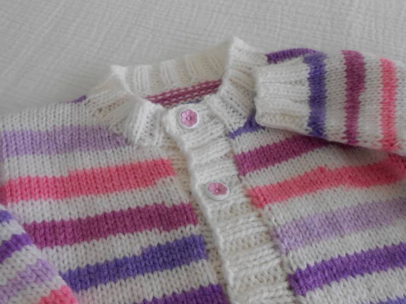 Baby Jacke in Weiss & Rosa, Grösse 6-9 Monate Baby Jacke in Weiss & Rosa, Grösse 6-9 Monate von HandknitsbyJosie