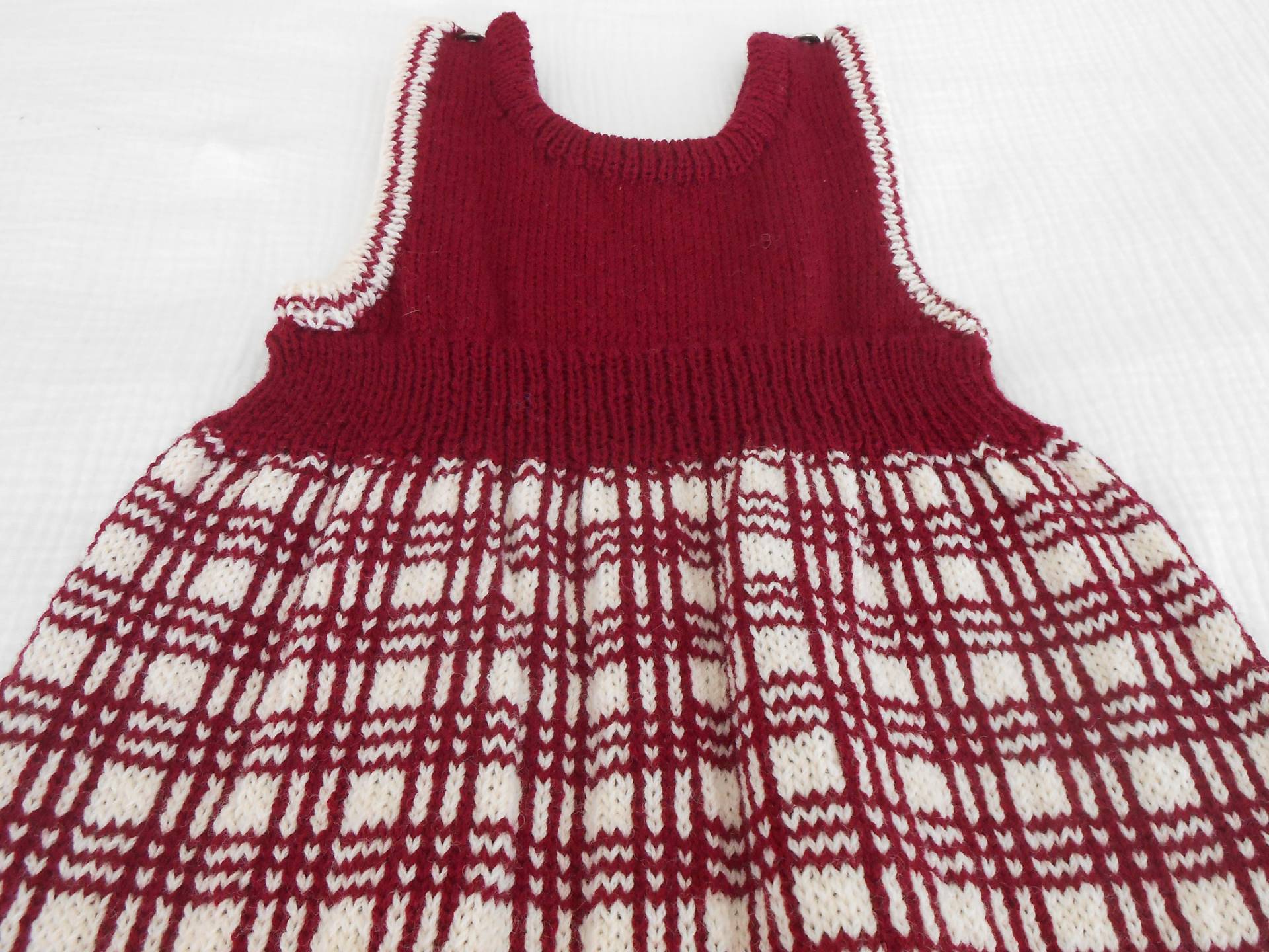 Baby Latzhose Mit Schottenmuster, Grösse 12 Monate Baby Latzhose Mit Schottenmuster, Grösse 12 Monate von HandknitsbyJosie