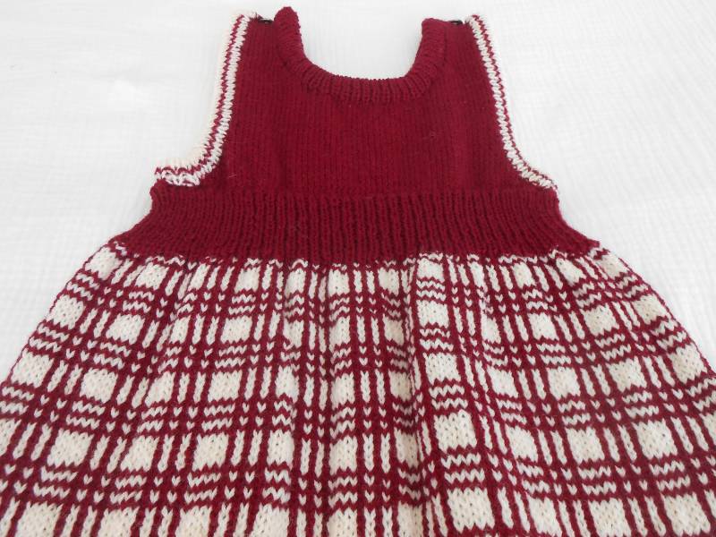 Baby Latzhose Mit Schottenmuster, Grösse 12 Monate von HandknitsbyJosie