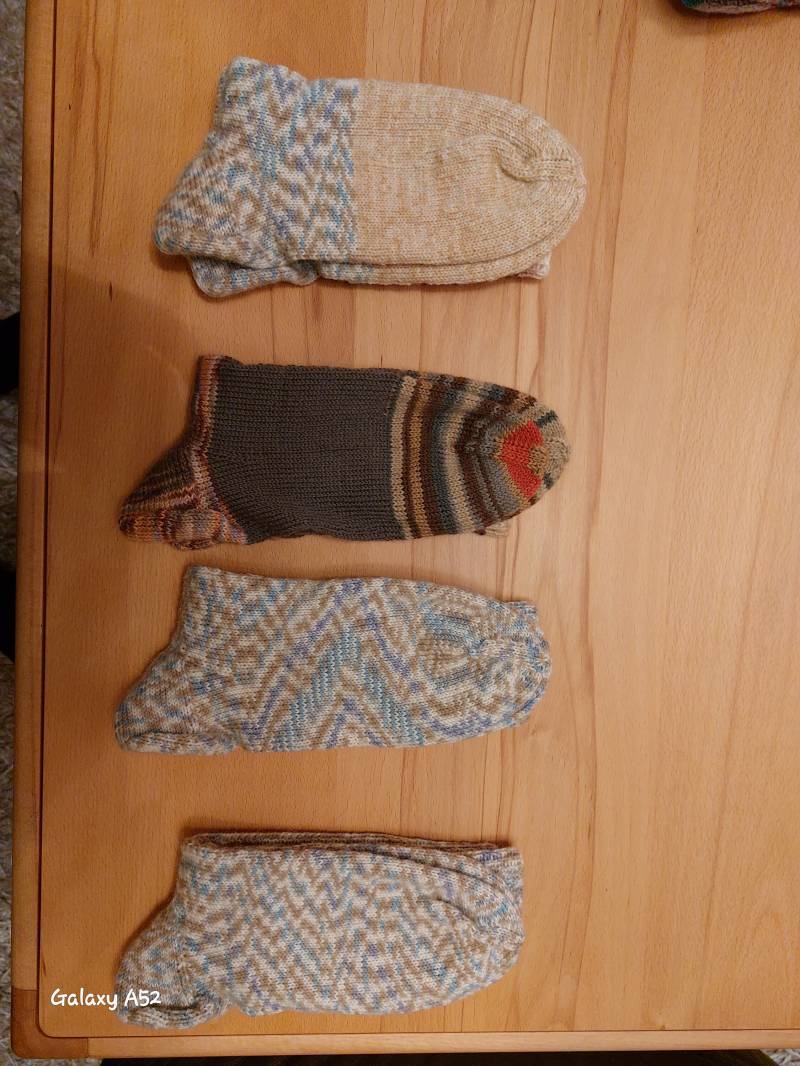 Socken Handgestrickt Größe 43-45, Material Sockenwolle, Verschiedene Farben von Handkram