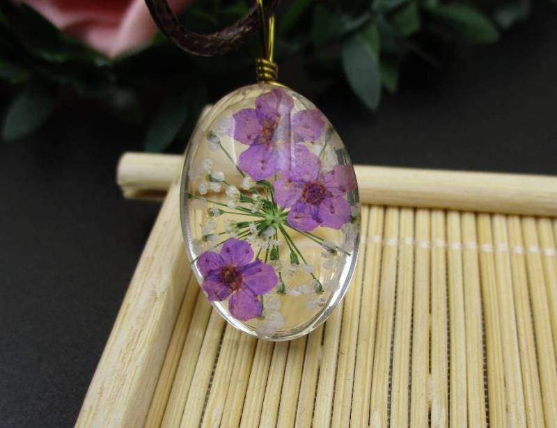 Blumenglas Anhänger-18 × 25 Mm, Oval Glas Cabochon Anhänger Halskette | Lila Blumen -Bt052-C von Handlry