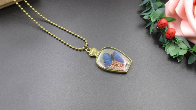 Flying Blue Butterfly Bronze Perlenkette Necklace-Bt046 von Handlry