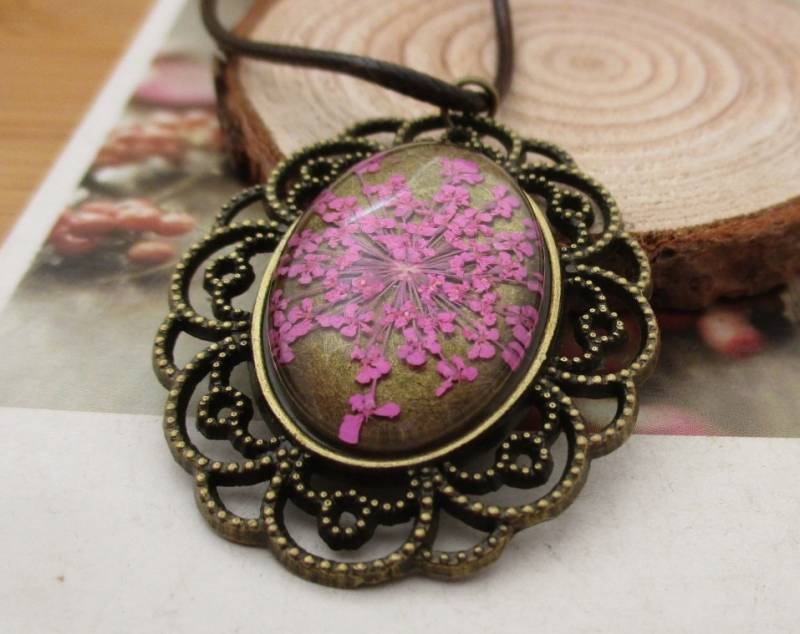 Getrocknete Queen Anne's Lace Blumen-Anhänger-Halskette von Handlry