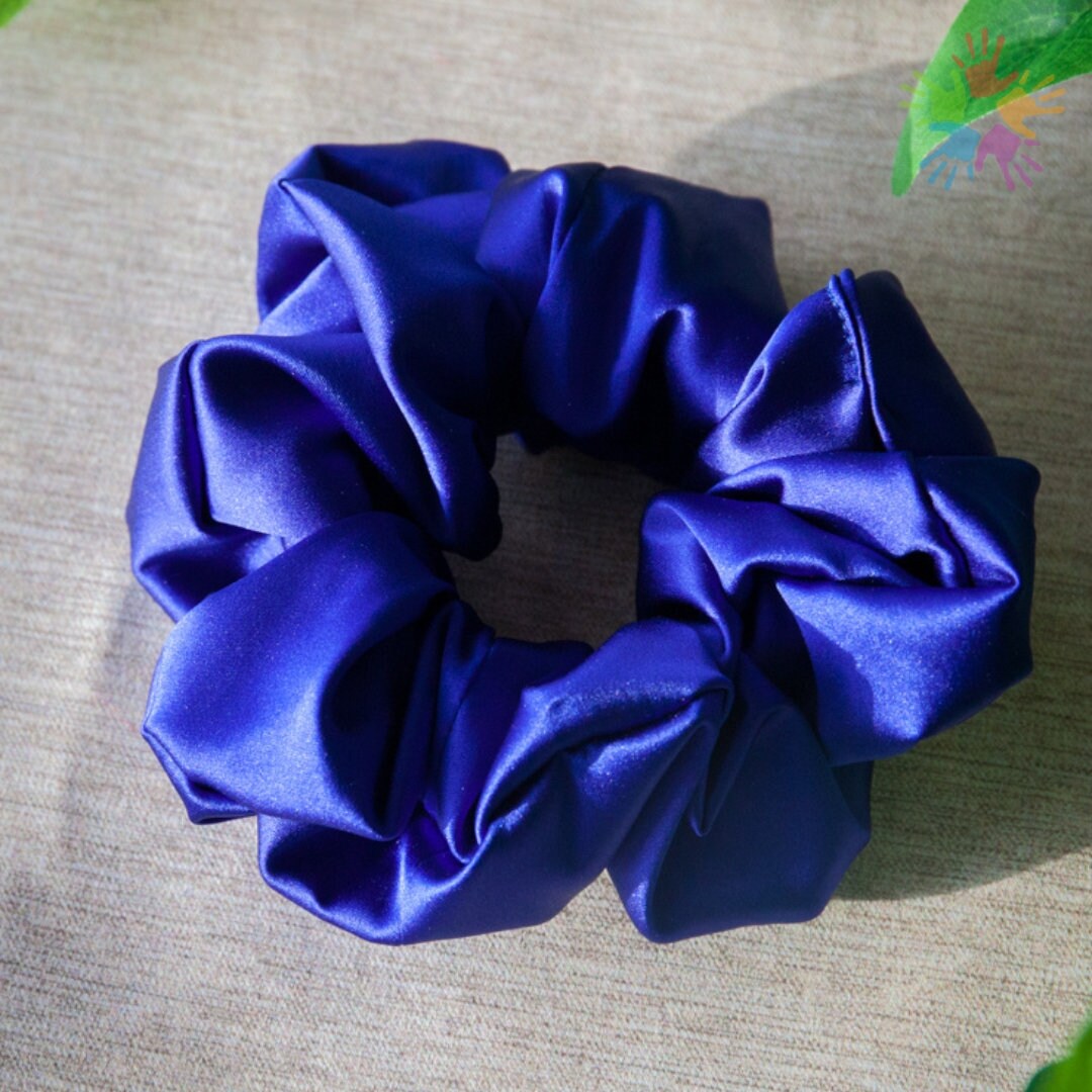 Elegant Handmade Satin Scrunchie, Blue M Size von HandlyStudioStore