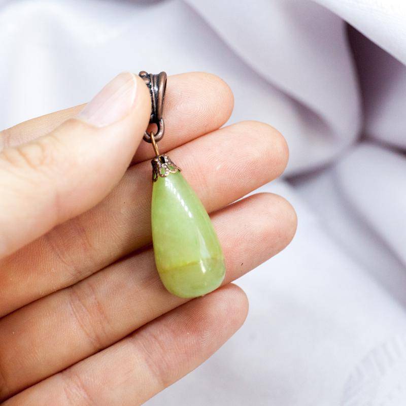 Green Onyx Pendant Necklace, Handmade Pendant, Natural Stone Gemstone Jewelry, Semi-Precious Green von HandlyStudioStore