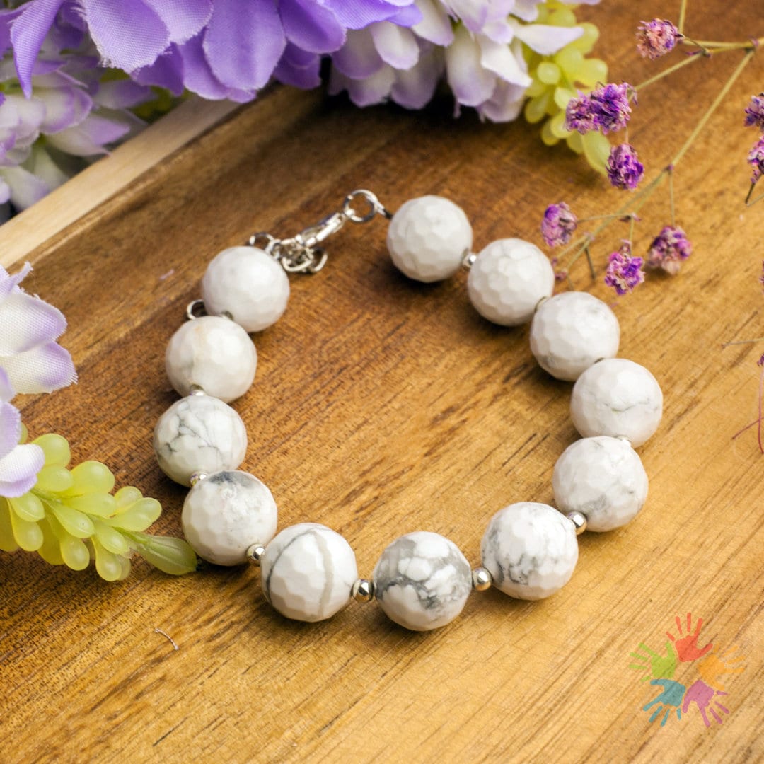 Handmade Howlite Bracelet, Beautiful Elegant White Faceted Beads von HandlyStudioStore