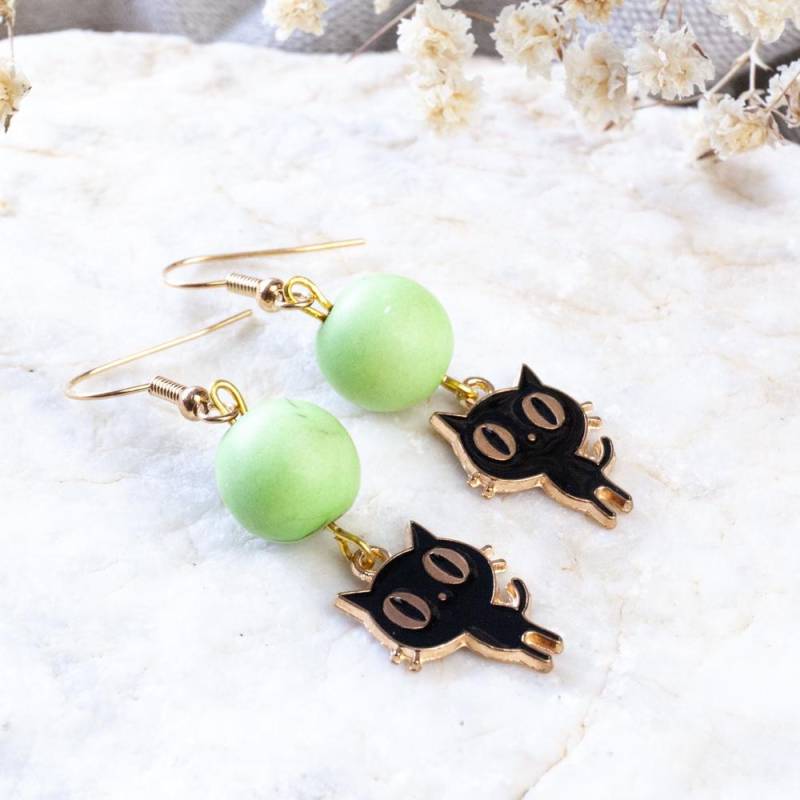 Handmade Howlite Cat Earrings, Beautiful Kawaii Funny Cat, Black Jewelry, Enamel Earrings von HandlyStudioStore