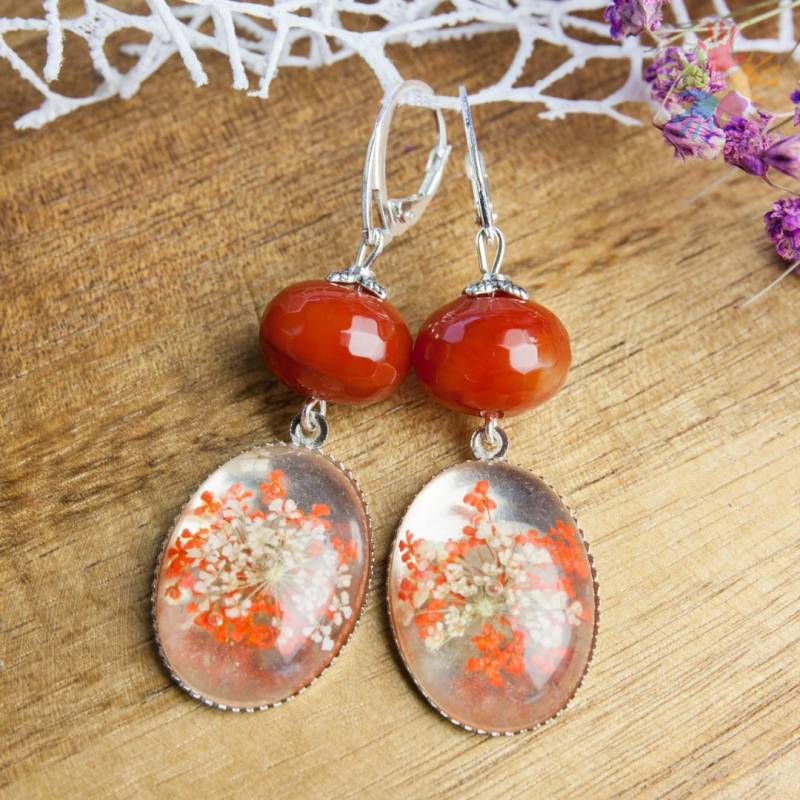 Handmade Unique Carnelian & Glass Earrings, Flower Dry Statement Red Semi-Precious Stone von HandlyStudioStore