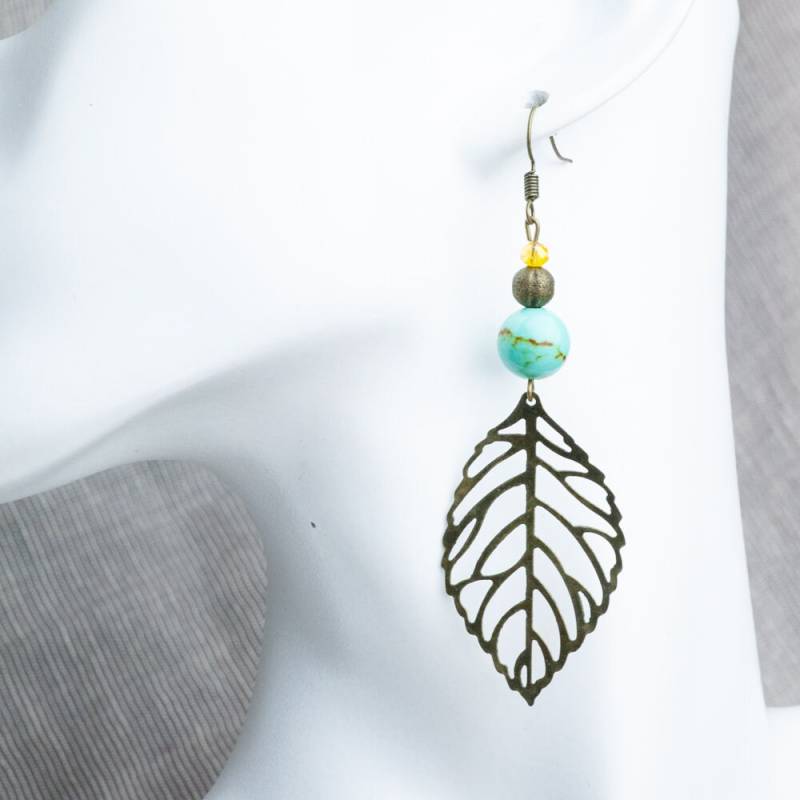 Handmade Unique Howlite Earrings, Beautiful Elegant Leaf Earrings von HandlyStudioStore