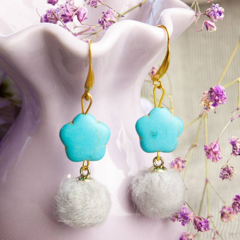 Handmade Unique Howlite Earrings, Beautiful Fluffy Flower Earrings von HandlyStudioStore