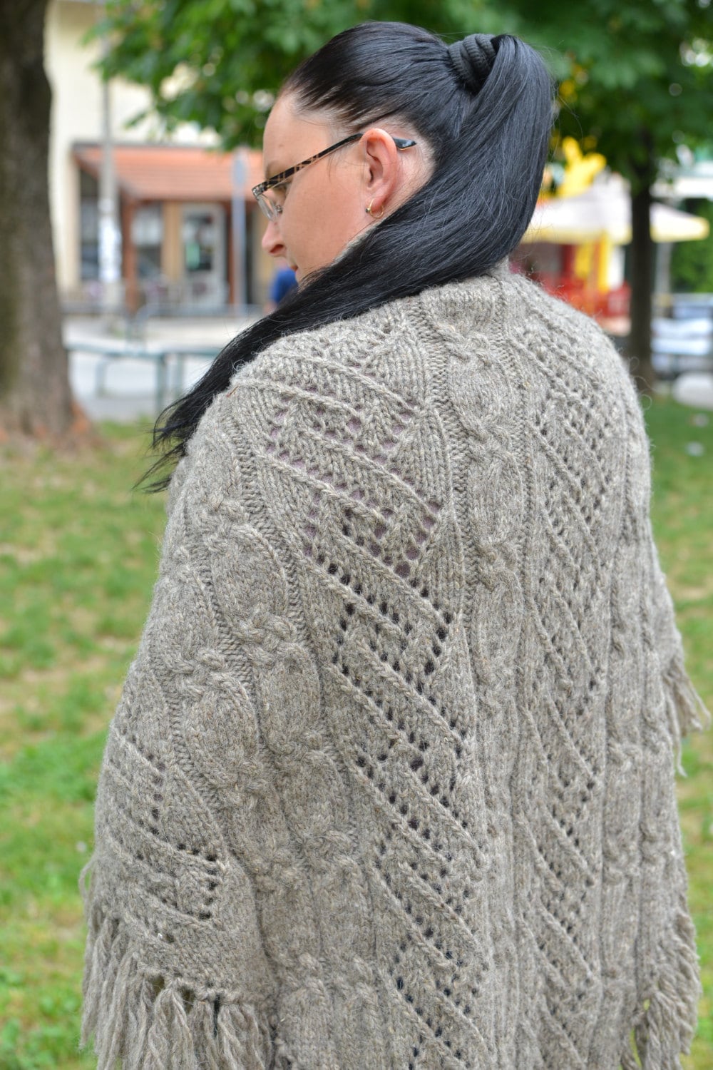 Handgestrickter Wollschal Grauer Fransen-strick-Wrap Handgestrickter Wollschal Grauer Fransen-strick-Wrap von HandmadeBNMB