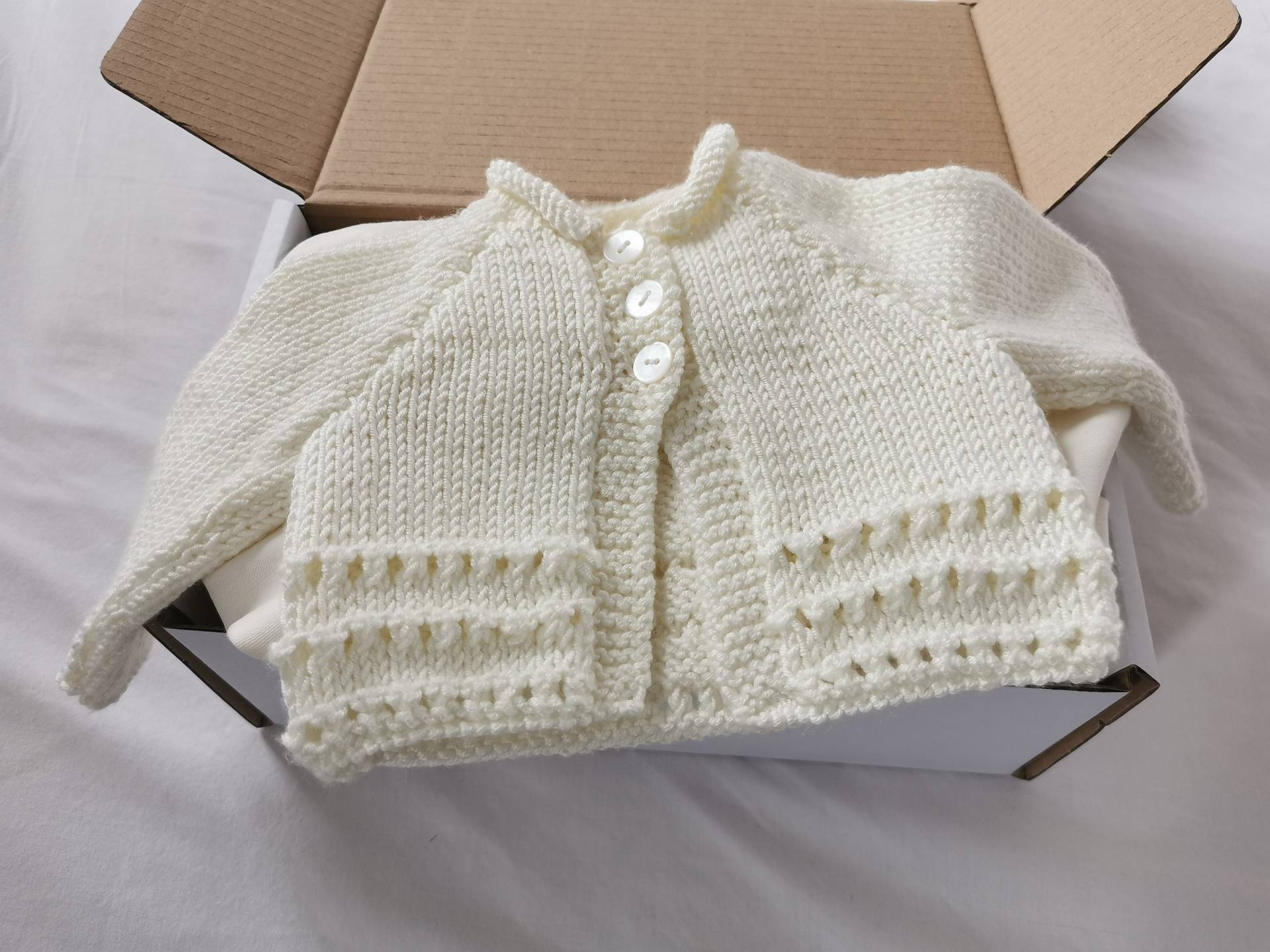 Handgestrickte Babyjacke Mit Lochmuster Am Rand Handgestrickte Babyjacke Mit Lochmuster Am Rand von HandmadeBabyStore