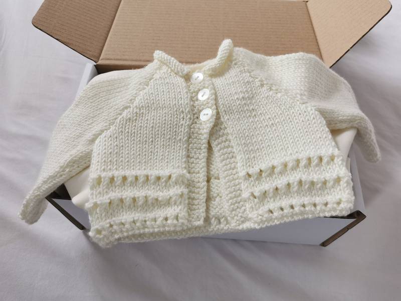 Handgestrickte Babyjacke Mit Lochmuster Am Rand Handgestrickte Babyjacke Mit Lochmuster Am Rand von HandmadeBabyStore