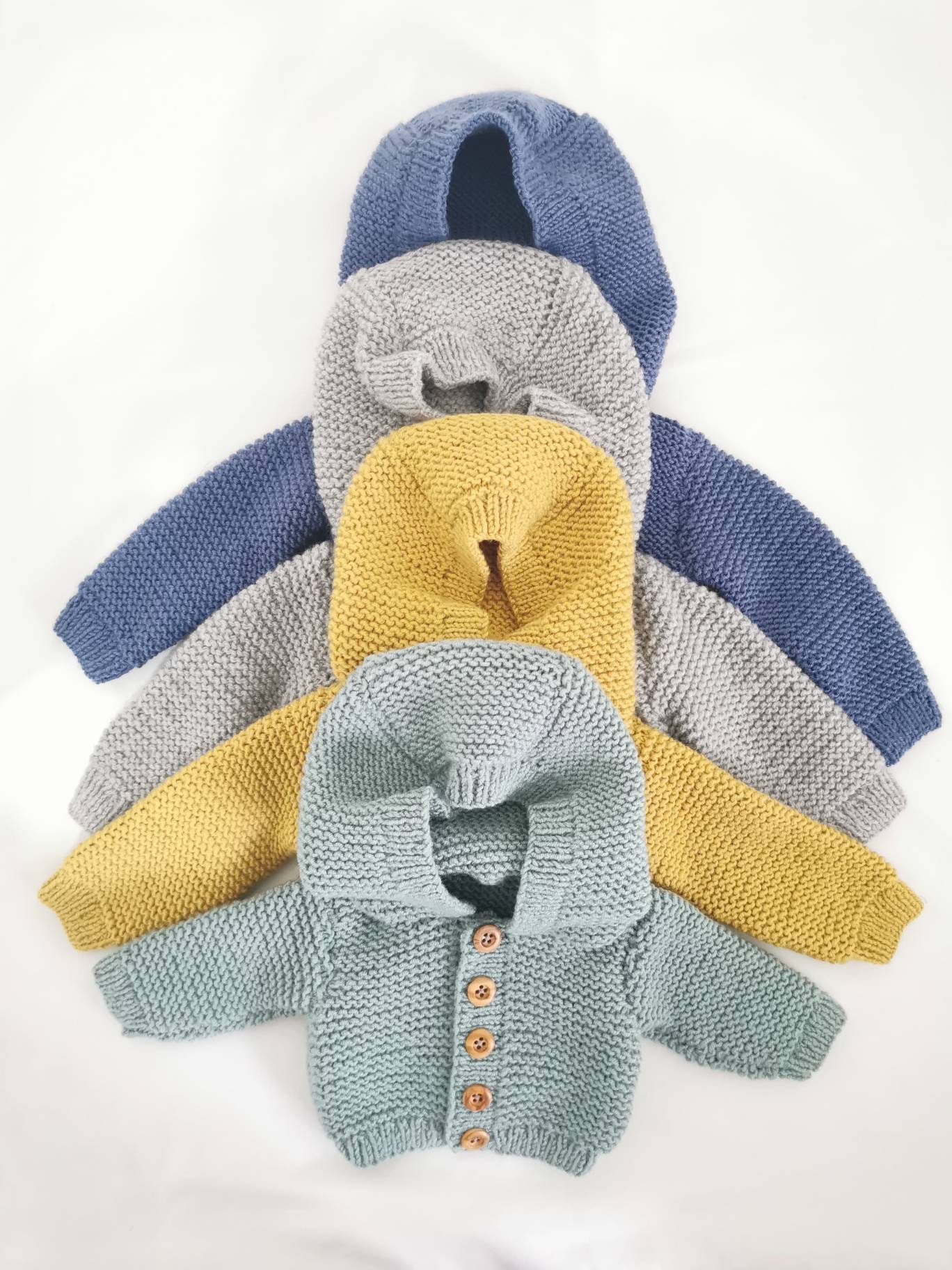 Handgestrickte Baby-Kapuzenjacken Mit Runden Holzknöpfen Handgestrickte Baby-Kapuzenjacken Mit Runden Holzknöpfen von HandmadeBabyStore