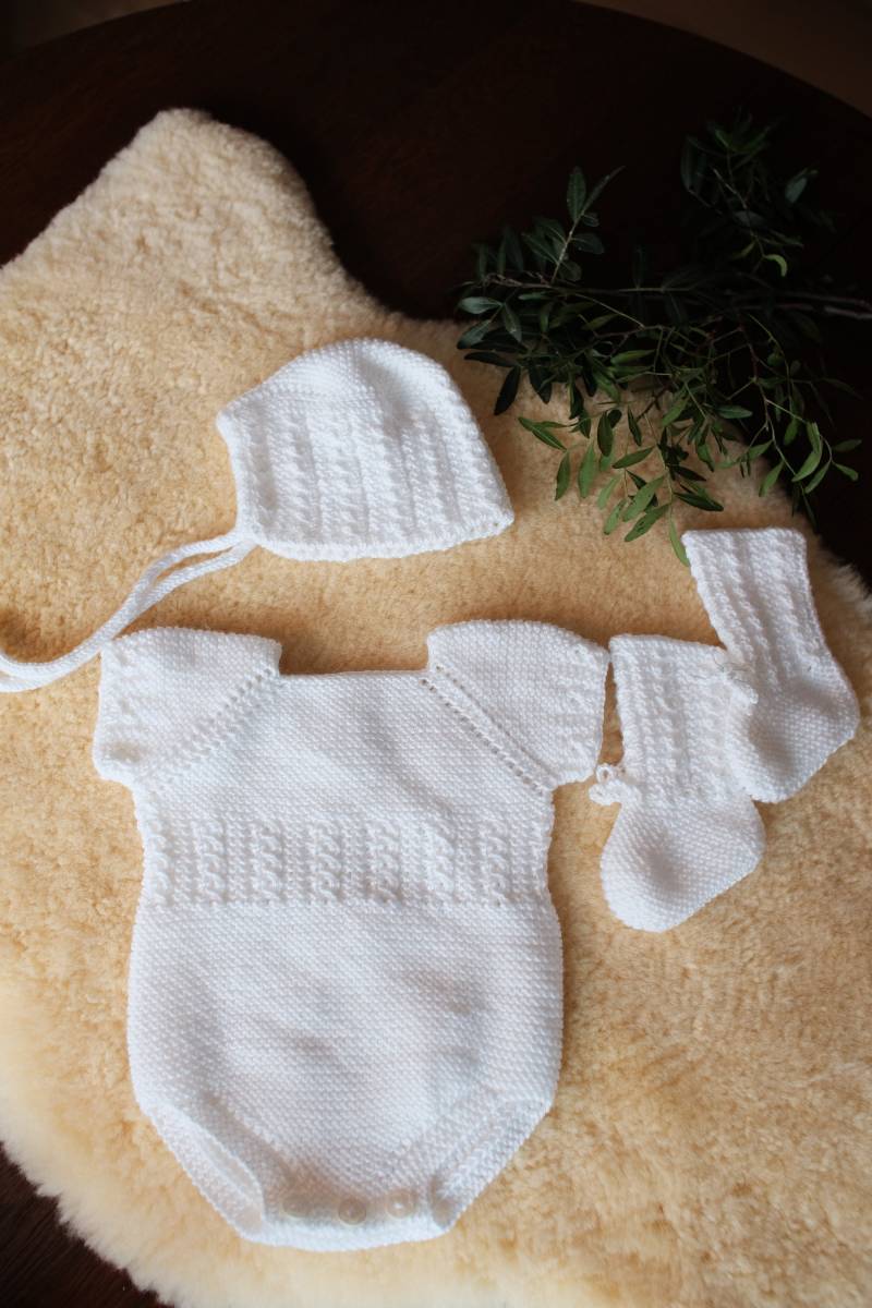 3-Teiliges Baby Strickset, Bestehend Aus Body, Mütze Und Söckchen von HandmadeBabyWool