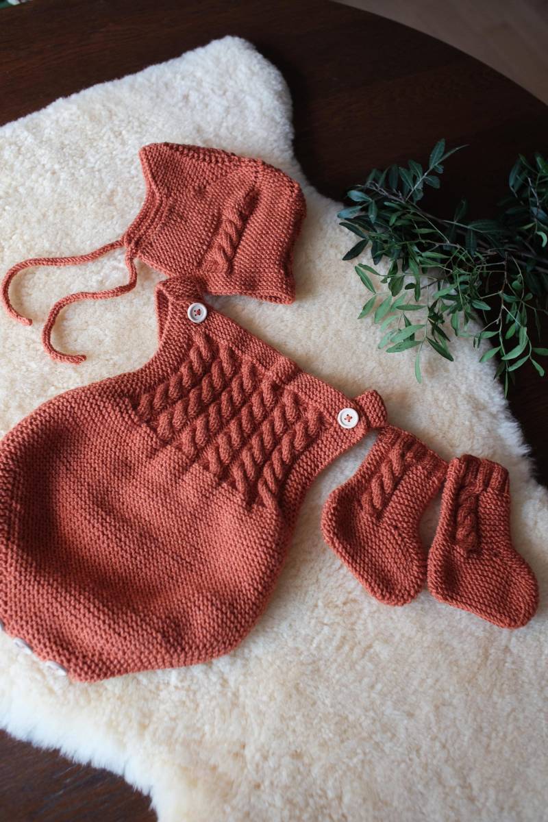3-Teiliges Baby Strickset, Bestehend Aus Body, Mütze Und Söckchen von HandmadeBabyWool