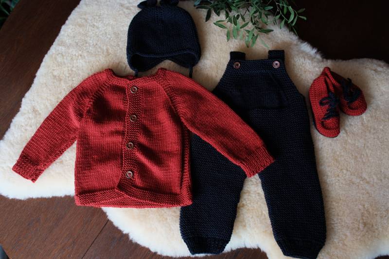 4-Teiliges Baby Strickset, Bestehend Aus Overall, Pullover, Mütze Und Söckchen von HandmadeBabyWool