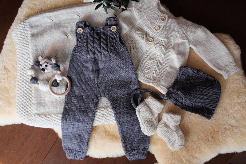 Handgefertigtes 6-Teiliges Baby Strickset Aus Merinowolle, Bestehend Overall, Strickjacke, Mützchen, Söckchen, Decke Und Rassel von HandmadeBabyWool