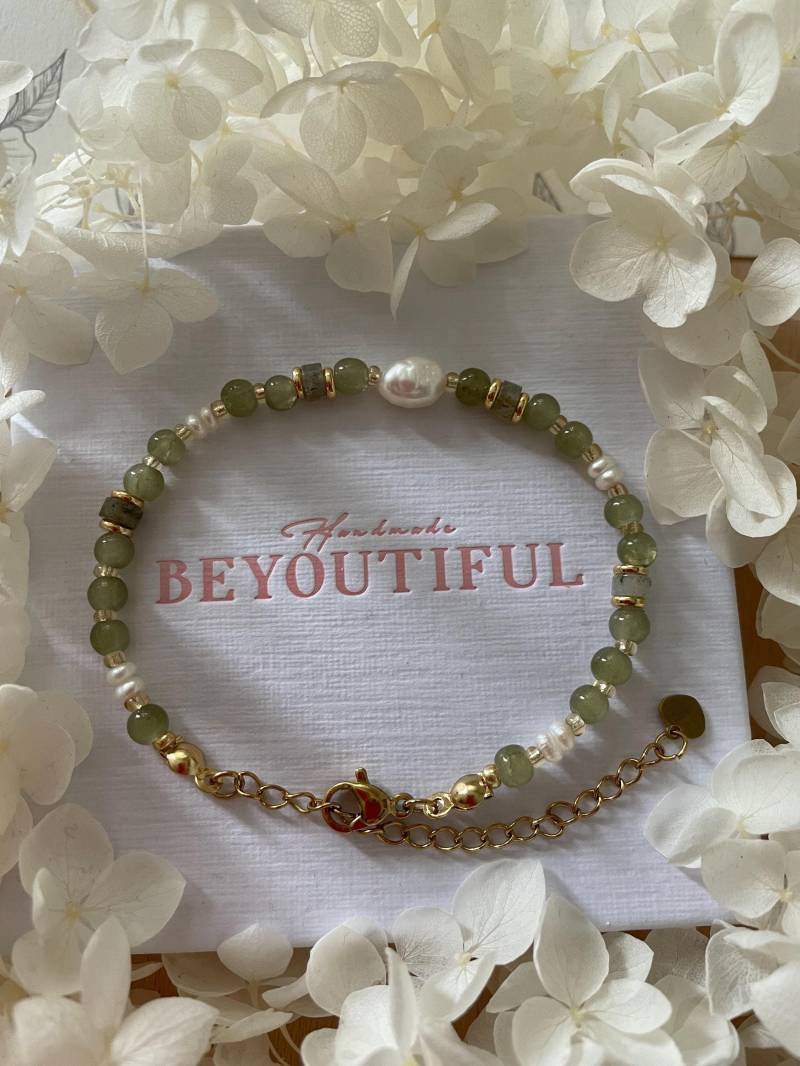 Armband | Glasperlen Khaki Opal Labradorit Süßwasserperlen Verschluss Edelstahl Vergoldet Längenverstellbar von HandmadeBeyoutiful