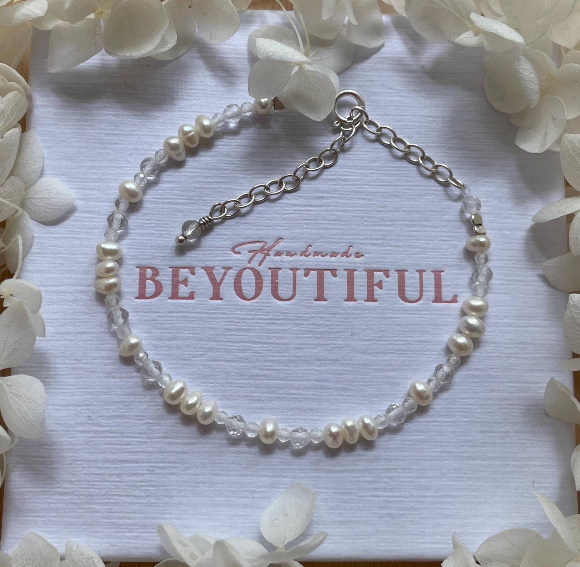 Armband | Süßwasserperlen Bergkristall Klar Facettiert Längenverstellbar Verschluss Sterlingsilber Zart Minimal von HandmadeBeyoutiful