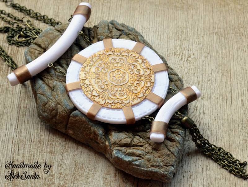 Boho Anhänger Kette in Weiss Und Gold Statement Schmuck Geschenk von HandmadeByAleksanta