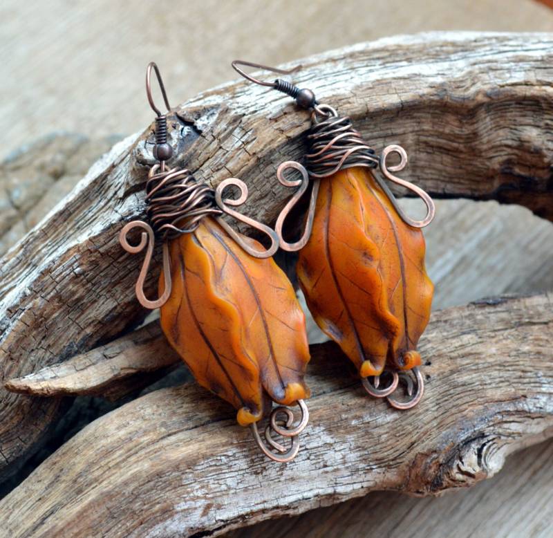 Gebrannte Orange Herbst Ohrringe - Floral Statement Kupfer & Polymer Clay Modeschmuck von HandmadeByAleksanta