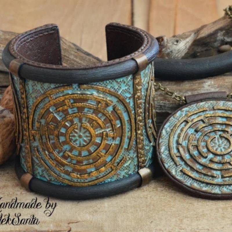 statement Labyrinth Schmuck Set Blau, Braun Und Gold Breites Armband Großer Anhänger von HandmadeByAleksanta