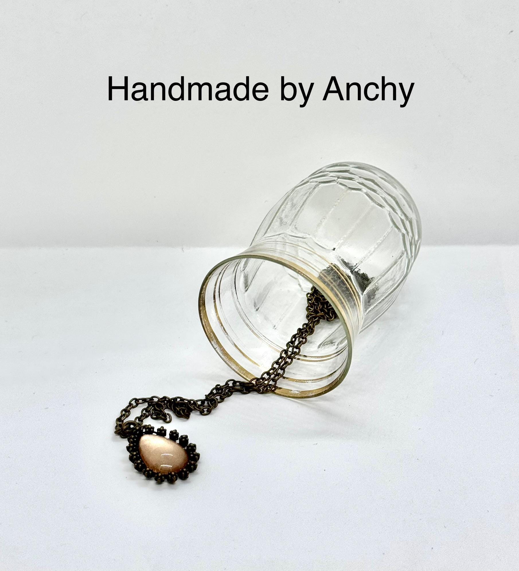 Goldfarbener Design Anhänger Mit Glascabochon in Tropfenform Goldfarbener Design Anhänger Mit Glascabochon in Tropfenform von HandmadeByAnchy