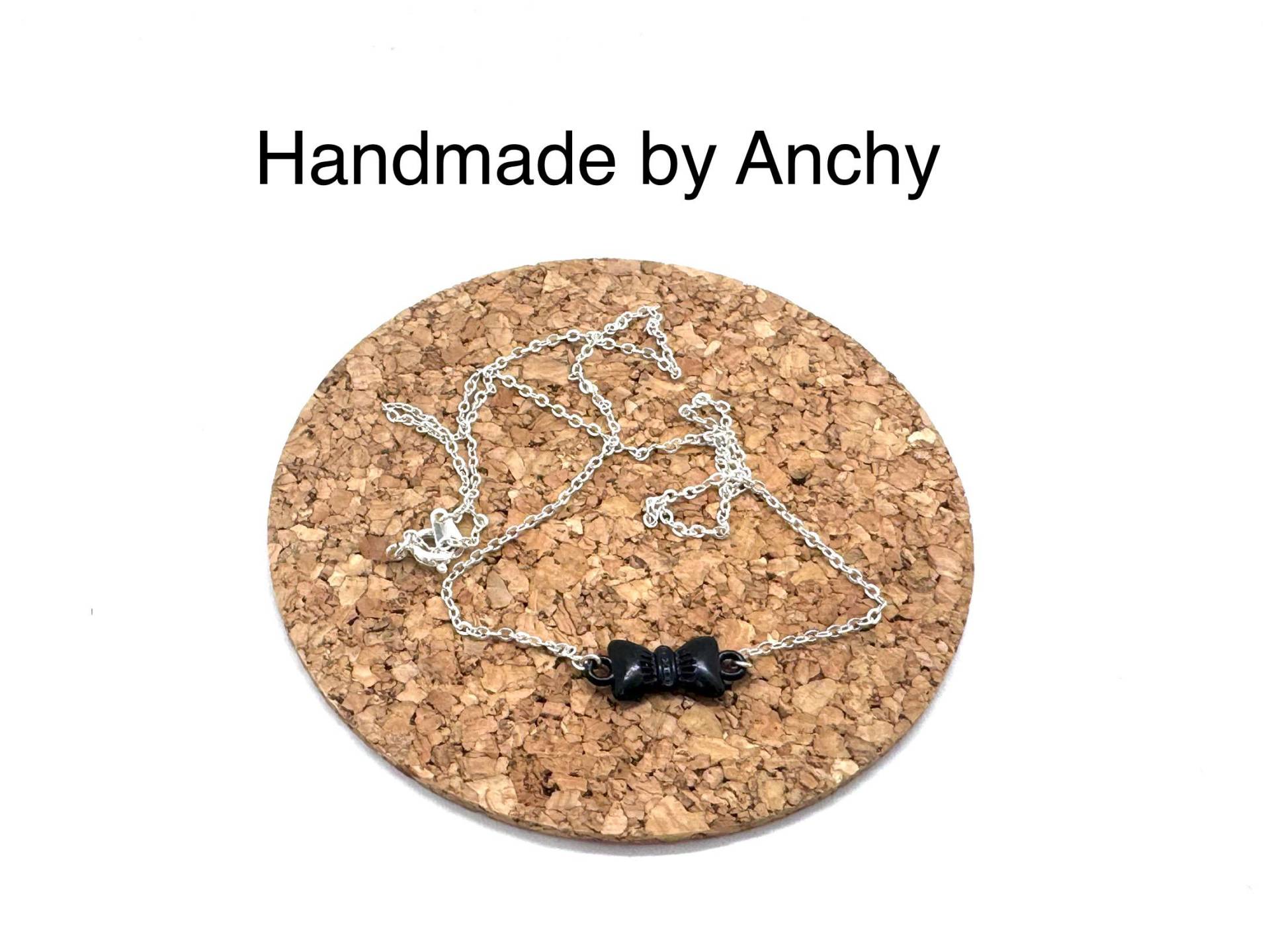 Kleine Süße Schwarze Schleife An Versilberter Kette/Schwarzer Schmuck/Bogenschmuck/Süßer Schmuck Kleine Süße Schwarze Schleife An Versilberter Kette/Schwarzer Schmuck/Bogenschmuck/Süßer Schmuck von HandmadeByAnchy