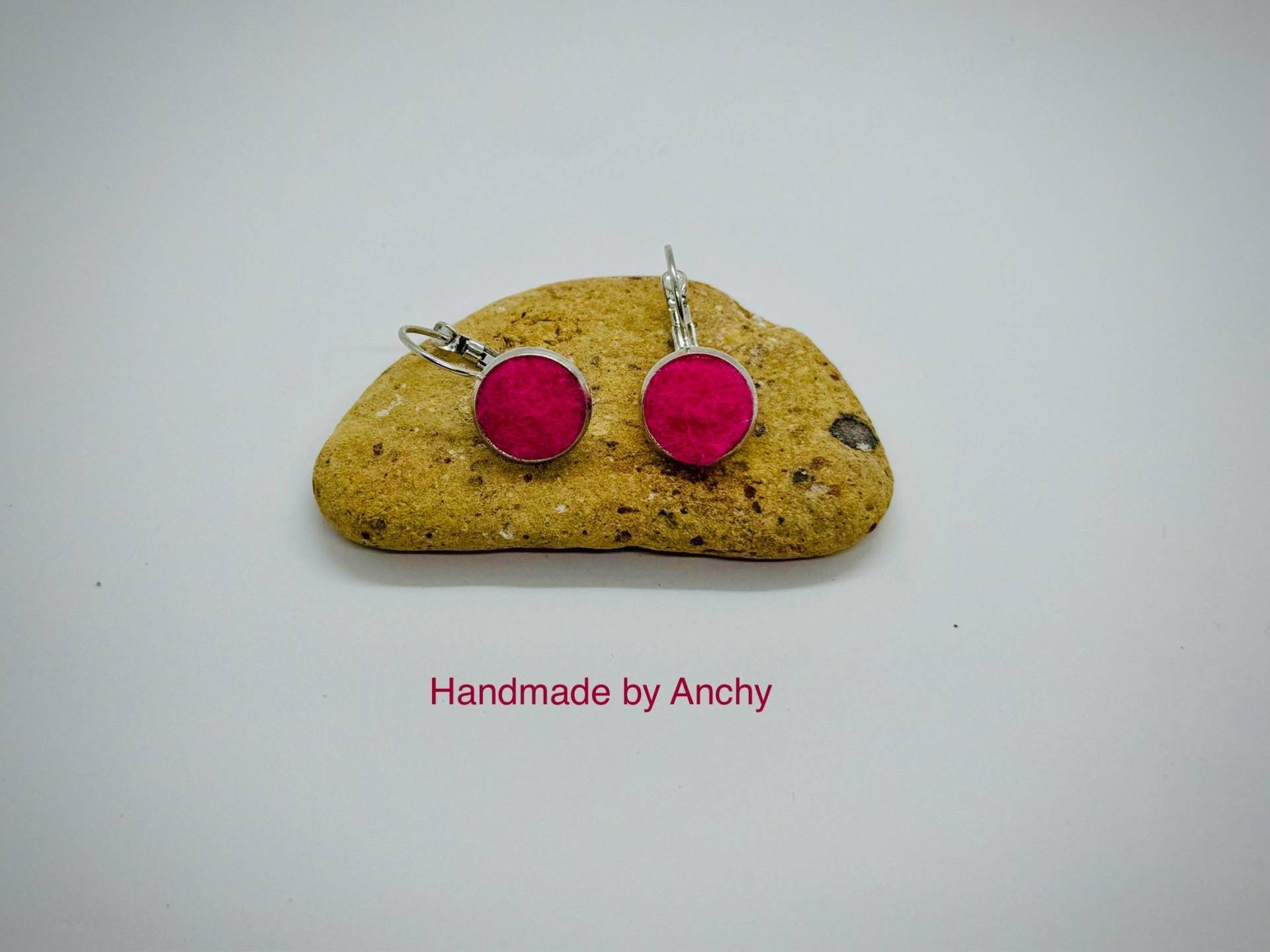 Rosa Filz-Ohrringe Mit Versilberter Glas-Ohrhänger Rosa Filz-Ohrringe Mit Versilberter Glas-Ohrhänger von HandmadeByAnchy