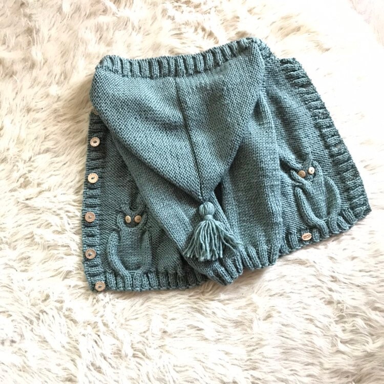 Handgestrickte Baby Strickjacke Eulen Hoodie Mit Quaste von HandmadeByAtlas