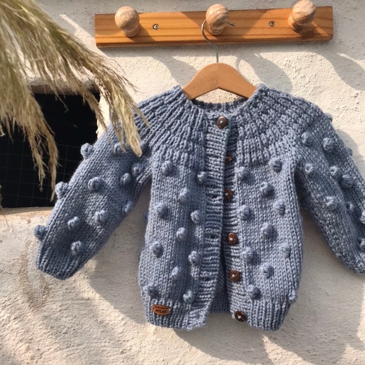 Handgestrickte Popcorn Baby Strickjacke Wollmischung, Coco Knöpfe von HandmadeByAtlas