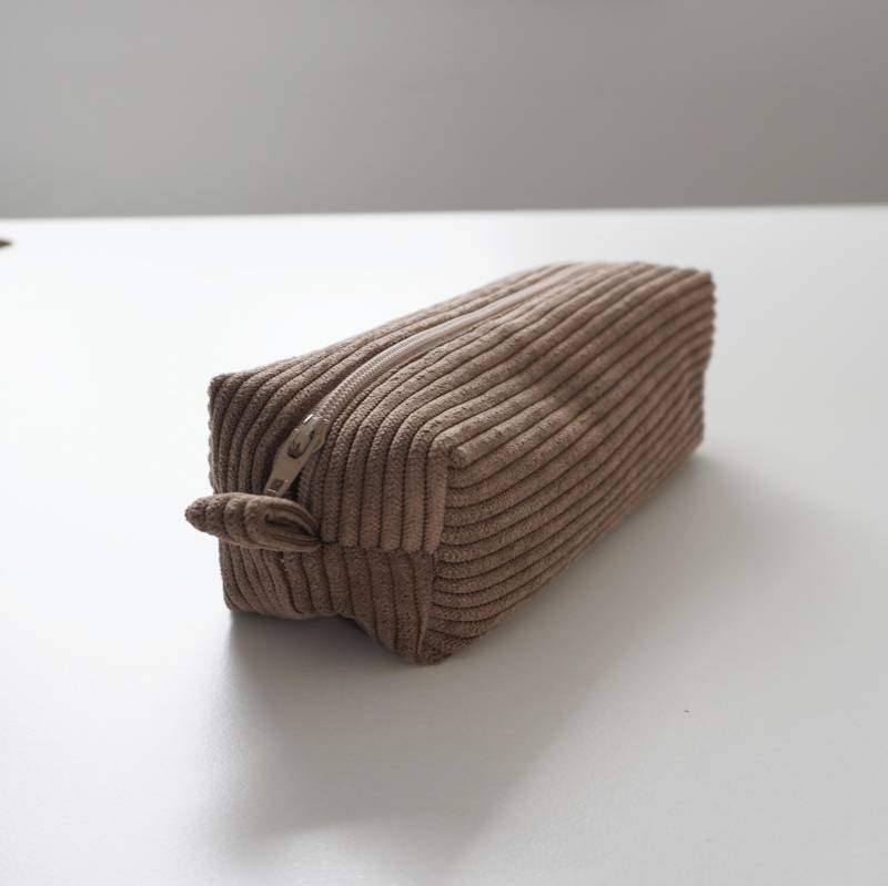 Etui Für Stifte, Mäppchen Aus Feincord Braun, Federmäppchen Toffee, Schminktäschchen, Kosmetiktäschen Cord, Schlampermäppchen, Stiftetasche Etui Für Stifte, Mäppchen Aus Feincord Braun, Federmäppchen Toffee, Schminktäschchen, Kosmetiktäschen Cord, Schlampermäppchen, Stiftetasche von HandmadeByDoene