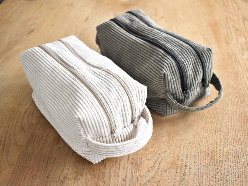 Kosmetiktasche Aus Cord Grün Mit Haken, Kulturbeutel Grün, Kulturtasche Schminktäschchen, Kosmetiktäschchen, Kosmetikbeutel von HandmadeByDoene