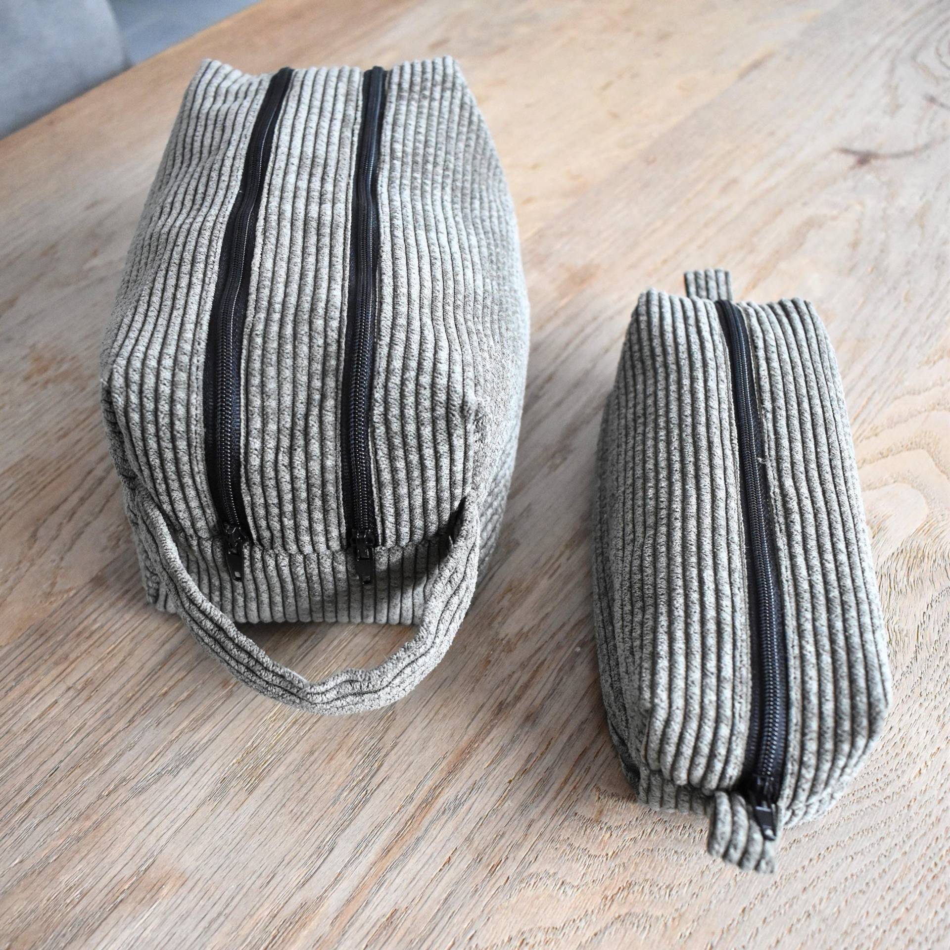 Kosmetiktasche Und Etui, Doppelpack Etuis, Cord Grün Mit Haken, Kulturbeutel Grün, Kulturtasche Kosmetiktäschchen, Federmäppchen Kosmetiktasche Und Etui, Doppelpack Etuis, Cord Grün Mit Haken, Kulturbeutel Grün, Kulturtasche Kosmetiktäschchen, Federmäppchen von HandmadeByDoene