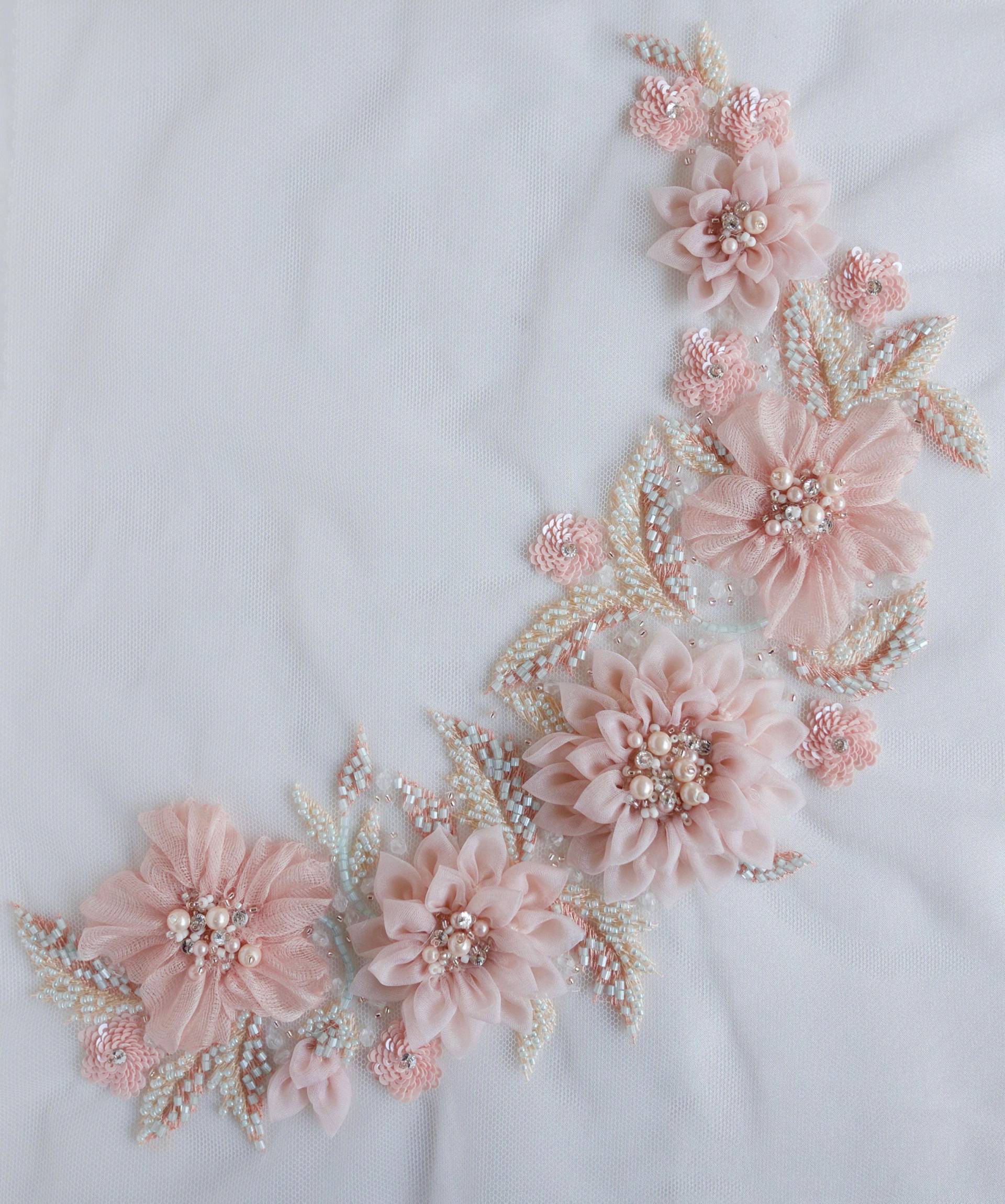 Applikation in Schönen Erröten Mit Handgefertigten Seide Organza Blumen Applikation in Schönen Erröten Mit Handgefertigten Seide Organza Blumen von HandmadeByExotica