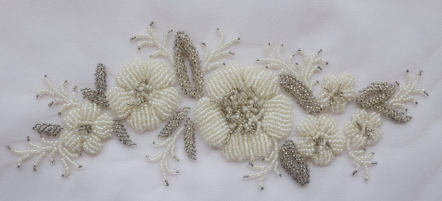 Hand Bestickt Motiv Mit Angehobenen Elfenbein Und Silber Perlen Hand Bestickt Motiv Mit Angehobenen Elfenbein Und Silber Perlen von HandmadeByExotica