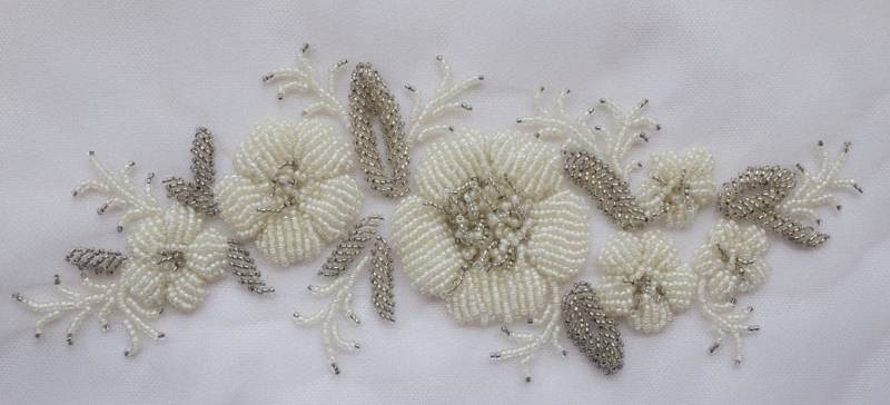 Hand Bestickt Motiv Mit Angehobenen Elfenbein Und Silber Perlen Hand Bestickt Motiv Mit Angehobenen Elfenbein Und Silber Perlen von HandmadeByExotica