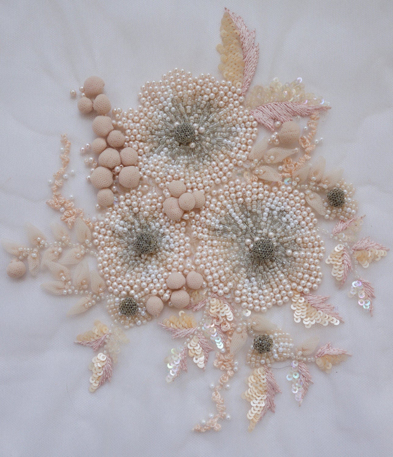 Hand Bestickt Motiv Mit Tule Kugeln Und Perlen Hand Bestickt Motiv Mit Tule Kugeln Und Perlen von HandmadeByExotica