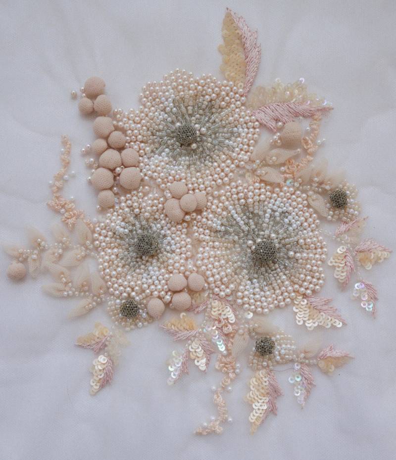 Hand Bestickt Motiv Mit Tule Kugeln Und Perlen Hand Bestickt Motiv Mit Tule Kugeln Und Perlen von HandmadeByExotica