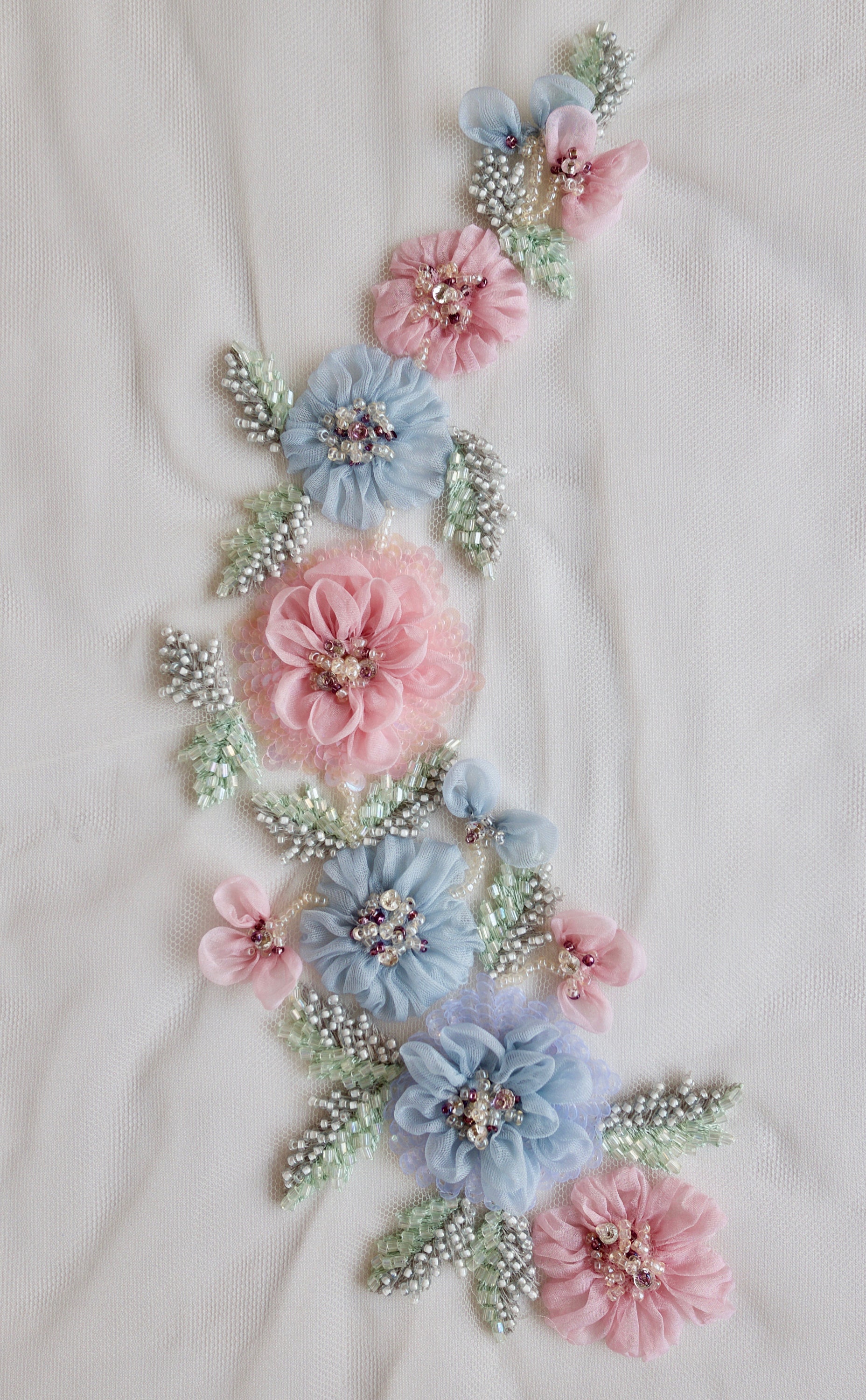 Handgefertigte Blumenapplikation Enden in Den Pastellen Des Frühlings Handgefertigte Blumenapplikation Enden in Den Pastellen Des Frühlings von HandmadeByExotica