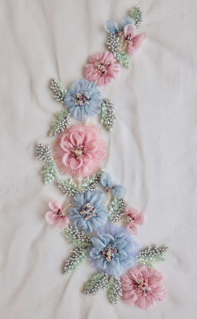 Handgefertigte Blumenapplikation Enden in Den Pastellen Des Frühlings Handgefertigte Blumenapplikation Enden in Den Pastellen Des Frühlings von HandmadeByExotica