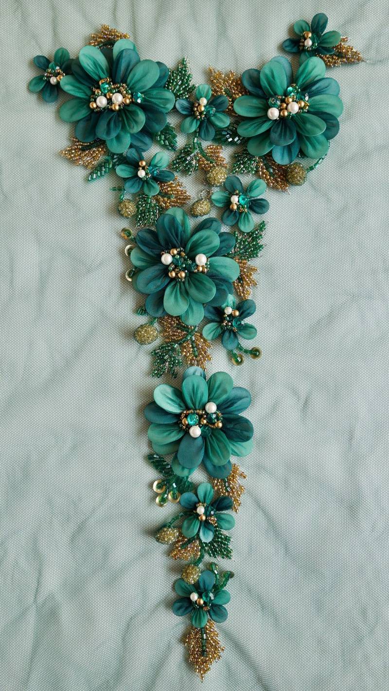 Handgefertigte Epaulette in Wunderschönen Smaragd Grüns Mit Tupfer Gold Handgefertigte Epaulette in Wunderschönen Smaragd Grüns Mit Tupfer Gold von HandmadeByExotica