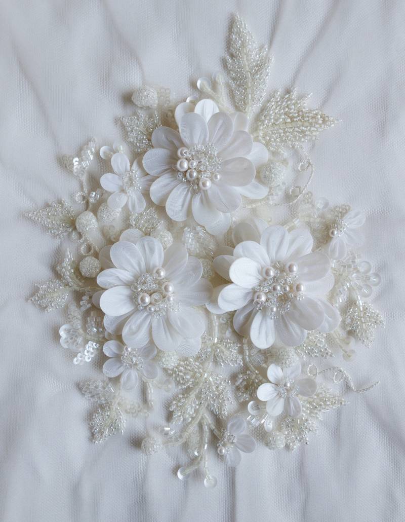 Handgefertigte Hochzeitsmotiv Mit Perlen, Funkelnden Kugeln Aus Glasperlen Und Blütenblättern in Seide Organza Gewickelt Handgefertigte Hochzeitsmotiv Mit Perlen, Funkelnden Kugeln Aus Glasperlen Und Blütenblättern in Seide Organza Gewickelt von HandmadeByExotica