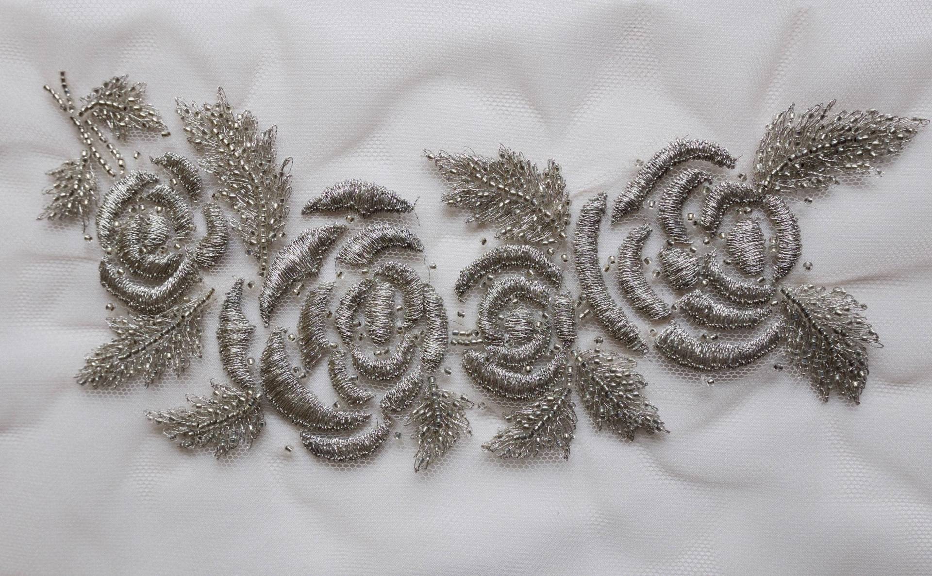 Handgefertigte Motiv Mit Freiheit Stil Blumen in Antik Silber Fadenarbeit Handgefertigte Motiv Mit Freiheit Stil Blumen in Antik Silber Fadenarbeit von HandmadeByExotica