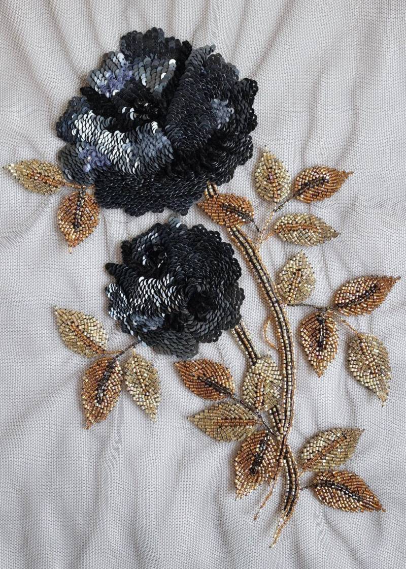 Handgefertigte Schwarze Paillettenrose Mit Brillanten Goldblättern Handgefertigte Schwarze Paillettenrose Mit Brillanten Goldblättern von HandmadeByExotica