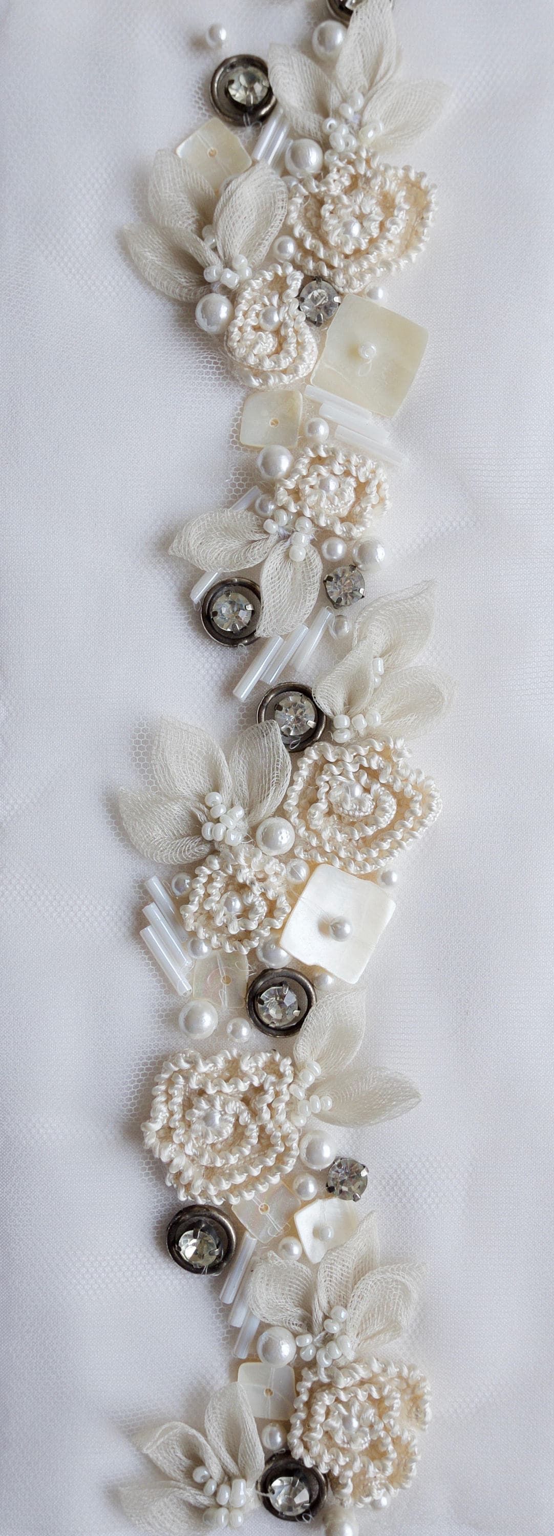 Handgefertigte Trim Mit Band Blumen, Seide Organza Blätter Und Kristalle Einem Antiken Umkreist Handgefertigte Trim Mit Band Blumen, Seide Organza Blätter Und Kristalle Einem Antiken Umkreist von HandmadeByExotica